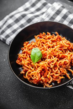 Bolonez makarnası sedanini rigati domates sosu sağlıklı iştah açıcı yemek aperatifleri masada fotokopi uzayı arka plan kırsal manzarası