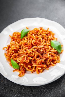 Bolonez makarnası sedanini rigati domates sosu sağlıklı iştah açıcı yemek aperatifleri masada fotokopi uzayı arka plan kırsal manzarası