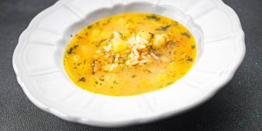 Sebze çorbası, pirinç çorbası, patates, havuç, soğan sağlıklı iştah açıcı yemek aperatifler masada fotokopi uzay yemeği arka plan kırsal üst görüş keto veya paleo diyet vejetaryen gıda