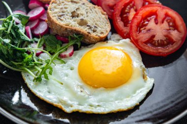 Kızarmış yumurta, lezzetli kahvaltı taze sebzeler ve kızarmış ekmek sağlıklı yemek aperatifler yemek aperatifler masada fotokopi uzayı arka plan kırsal manzarası