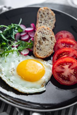 Kızarmış yumurta, lezzetli kahvaltı taze sebzeler ve kızarmış ekmek sağlıklı yemek aperatifler yemek aperatifler masada fotokopi uzayı arka plan kırsal manzarası