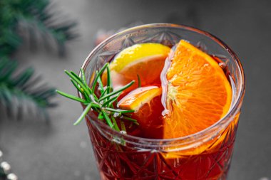 Noel zamanı şarap kokteyli narenciye ve biberiye geleneksel içeceği yeni yıl iştah açıcı yemek aperatifleri masa üzerinde fotokopi uzayı arka plan kırsal manzarası