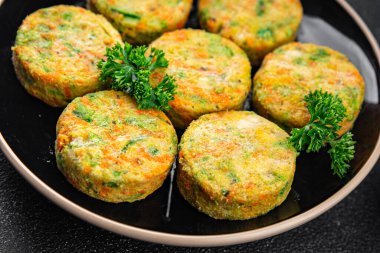 Taze sebzeli pirzola vejetaryen yemek brokoli, havuç, patates, soğan, sebze aperatif yemek aperatifleri masa üzerinde fotokopi uzay yemeği arka plan kırsal