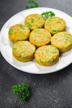 Taze sebzeli pirzola vejetaryen yemek brokoli, havuç, patates, soğan, sebze aperatif yemek aperatifleri masa üzerinde fotokopi uzay yemeği arka plan kırsal