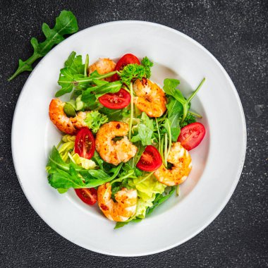 Taze karides salatası karides deniz ürünleri karidesler, rogula aperatifleri masa üzerinde atıştırmalıklar fotokopi alanı arka plan kırsal manzarası. 