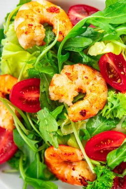 Taze karides salatası karides deniz ürünleri karidesler, rogula aperatifleri masa üzerinde atıştırmalıklar fotokopi alanı arka plan kırsal manzarası. 