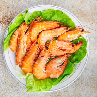 Gambas karides taze karides deniz ürünleri kabuklu langoustine yemek aperatifleri masa üzerinde fotokopi uzay yiyecek arka plan kırsal üst görünüm