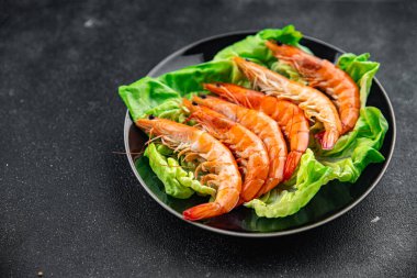 Gambas karides taze karides deniz ürünleri kabuklu langoustine yemek aperatifleri masa üzerinde fotokopi uzay yiyecek arka plan kırsal üst görünüm