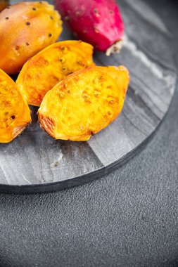 Dikenli armut taze egzotik meyve figürleri de barbar iştah açıcı yemek atıştırmalıkları fotokopi masasında uzay yiyecekleri arka plan kırsal üst görünüm