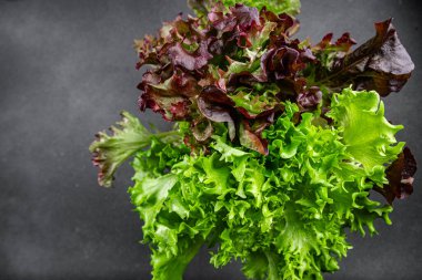 marul yeşili salata yaprağı bir demet sağlıklı pişirme yemeği atıştırmalığı masada fotokopi uzayı arka plan kırsal manzarası