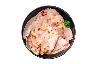 Mortadella dilimleri lezzetli sebze, zeytin, salatalık turşusu, biber, salatalık, meze yemek aperatifi masa üzerinde fotokopi uzayı arka plan kırsal manzarası.