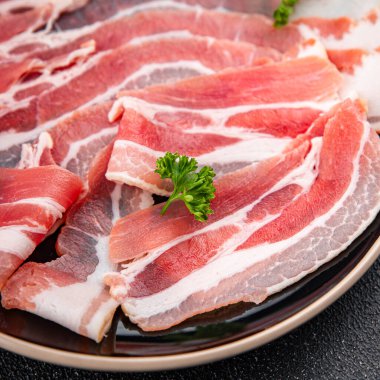 Domuz pastırması taze tütsülenmiş et iştah açıcı yemek aperatifleri masa üzerinde fotokopi alanı arka plan kırsal üst görünüm