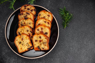 Meyveli pasta kurutulmuş kiraz, kurutulmuş kayısı, kuru erik, Noel tatlısı yeni yıl tatlısı ve yemek atıştırmalıkları fotokopi masasının arkasında.