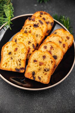 Meyveli pasta kurutulmuş kiraz, kurutulmuş kayısı, kuru erik, Noel tatlısı yeni yıl tatlısı ve yemek atıştırmalıkları fotokopi masasının arkasında.