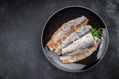 Ringa balığı taze tuzlu balık lezzetli deniz ürünleri iştah açıcı yemek aperatifler masa üzerinde peseeter diyet fotokopi uzay yiyecek arka plan kırsal üst görüş