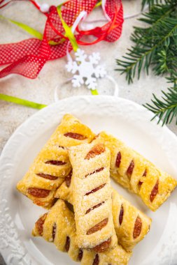 tatlı noel kurabiyeleri tatlı poğaça çilekli bayram ziyafeti yeni yıl ve noel kutlaması yemek atıştırmalıkları masa üzerinde fotokopi uzayı arka plan kırsal manzarası