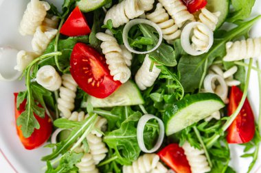 makarna fusilli salata, salatalık, domates, yeşil marul, soğan lezzetli iştah açıcı yemek aperatifleri masa üzerinde fotokopi uzay yemeği arka plan kırsal üst görünüm keto veya paleo diyet vejetaryen gıda