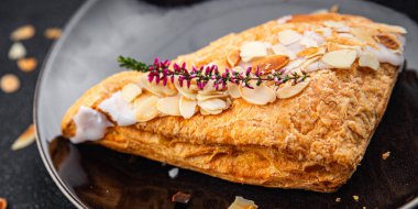 Badem üçgenli pasta kremalı pasta tatlı tatlı lezzetli sağlıklı yemek aperatif yemek abur cubur masa üzerinde fotokopi arka plan kırsal manzarası