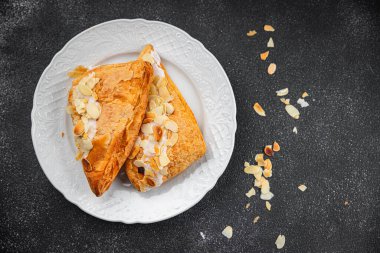 Badem üçgenli pasta kremalı pasta tatlı tatlı lezzetli sağlıklı yemek aperatif yemek abur cubur masa üzerinde fotokopi arka plan kırsal manzarası