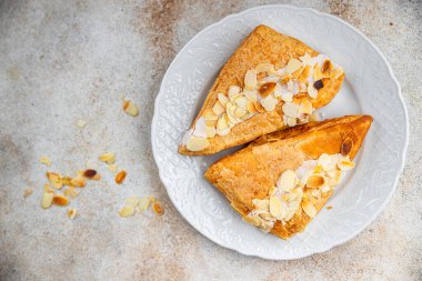 Badem üçgenli pasta kremalı pasta tatlı tatlı lezzetli sağlıklı yemek aperatif yemek abur cubur masa üzerinde fotokopi arka plan kırsal manzarası