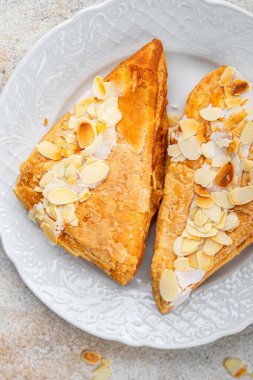 Badem üçgenli pasta kremalı pasta tatlı tatlı lezzetli sağlıklı yemek aperatif yemek abur cubur masa üzerinde fotokopi arka plan kırsal manzarası