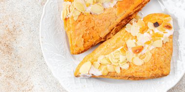 Badem üçgenli pasta kremalı pasta tatlı tatlı lezzetli sağlıklı yemek aperatif yemek abur cubur masa üzerinde fotokopi arka plan kırsal manzarası