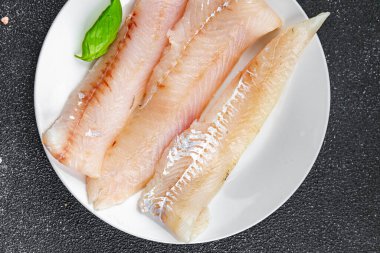 Mavi mezgitli balık fileto taze deniz ürünleri lezzetli sağlıklı Pescetarian yemek aperatifler masa üzerinde fotokopi uzay yiyecek arka plan kırsal üst görünüm