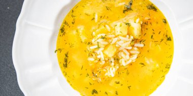 pirinç çorbası sebze çorbası sebze çorbası, patates, havuç, soğan sağlıklı iştah açıcı yemek aperatifi masa üzerinde fotokopi uzay yemeği arka plan kırsal üst görüş keto veya paleo diyet vejetaryen