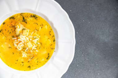 pirinç çorbası sebze çorbası sebze çorbası, patates, havuç, soğan sağlıklı iştah açıcı yemek aperatifi masa üzerinde fotokopi uzay yemeği arka plan kırsal üst görüş keto veya paleo diyet vejetaryen