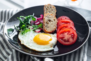 Yumurta kızartılmış kahvaltı lezzetli sebze, kızarmış ekmek iştah açıcı yemek aperatifi masanın üzerinde fotokopi odası arka plan kırsal manzarası.