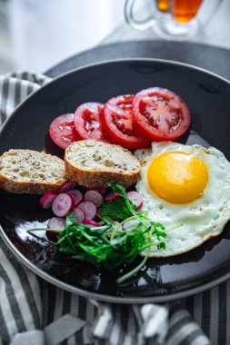 Yumurta kızartılmış kahvaltı lezzetli sebze, kızarmış ekmek iştah açıcı yemek aperatifi masanın üzerinde fotokopi odası arka plan kırsal manzarası.