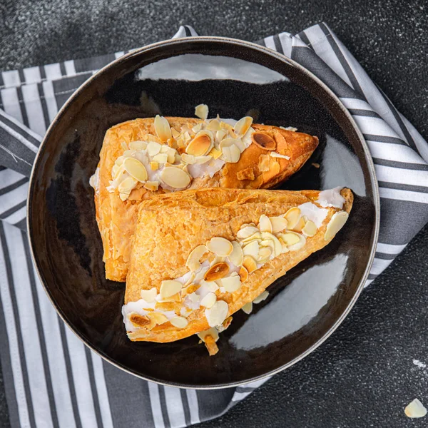 Badem üçgenli pasta kremalı pasta tatlı tatlı lezzetli sağlıklı yemek aperatif yemek abur cubur masa üzerinde fotokopi arka plan kırsal manzarası