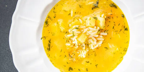米スープ 野菜のスープ ジャガイモ ニンジン 健康的な食事食前菜 テーブルの上の食事の食糧スナック スペースの背景 素朴なトップビュー ケトーまたは古いダイエットベジタリアン ビーガン — ストック写真