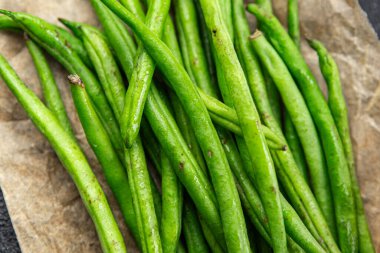 Taze taze taze fasulye kabuğu sağlıklı yemek yiyerek masanın üzerinde yemek yiyerek fotokopi uzayı arka plan kırsal manzarası