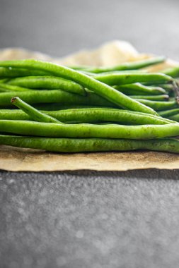 Taze taze taze fasulye kabuğu sağlıklı yemek yiyerek masanın üzerinde yemek yiyerek fotokopi uzayı arka plan kırsal manzarası