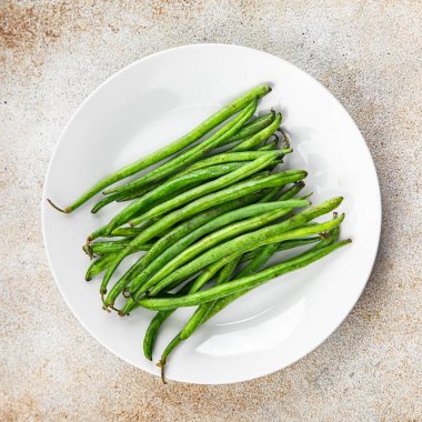 Taze taze taze fasulye kabuğu sağlıklı yemek yiyerek masanın üzerinde yemek yiyerek fotokopi uzayı arka plan kırsal manzarası