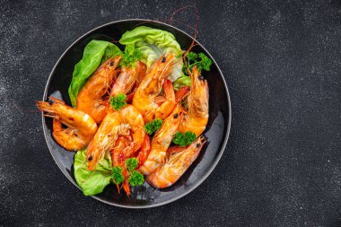 karides Lezzetli karides kızarmış deniz ürünleri taze baharatlı yemek aperatifleri masa üzerinde fotokopi uzay yiyecekleri arka plan kırsal üst görünüm