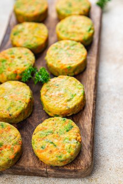  Pirzola, sebze, patates, brokoli, havuç, soğan, sebze. Fotokopi masasında atıştırmalıklar. Arka plan, arka plan, kırsal kesim, vejetaryen vejetaryen yemekleri.