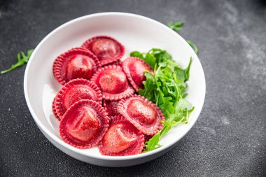 Pancar Ravioli Lezzetli kırmızı makarna tabakta iştah açıcı yemek atıştırmalığı fotokopi masasında uzay yiyecekleri arka plan kırsal üst görünüm