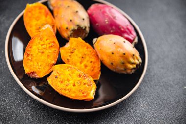 Dikenli armut lezzetli egzotik meyve figürleri de barbar iştah açıcı yemek abur cuburları masa üzerinde fotokopi alanı arka plan kırsal üst görünüm