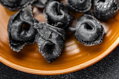Ravioli siyah renginde agnolotti mürekkep balığı taze deniz ürünleri somon balığı iştah açıcı yemek atıştırmalıkları masanda fotokopi uzayı arka plan kırsal manzarası