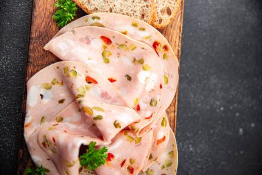 Salamura edilmiş sebzeler haşlanmış sosis, salatalık, biber turşusu, turşu sağlıklı beslenme aperatifleri yemek aperatifleri masa üzerinde fotokopi uzay yemeği arka plan kırsal manzarası.