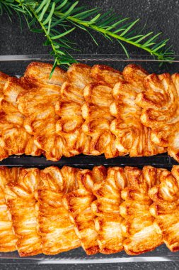 Puf böreği, noel kurabiyesi tatlı tatlı tatlı puf puf noel ziyafeti ve noel yemeği ziyafeti sofrada atıştırmalık, uzay yemeği arka plan kırsal manzarası.