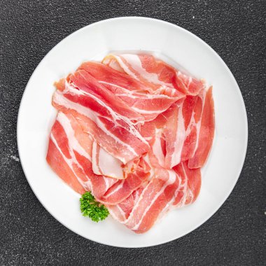 Göbek eti, domuz pastırması, taze tütsülenmiş et, masada yemek atıştırmalığı, fotokopi, arka plan, kırsal alan manzarası.