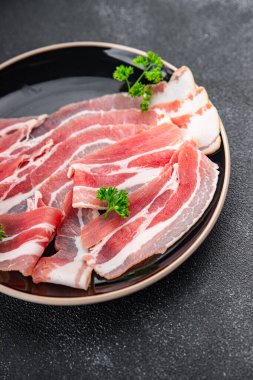 Göbek eti, domuz pastırması, taze tütsülenmiş et, masada yemek atıştırmalığı, fotokopi, arka plan, kırsal alan manzarası.