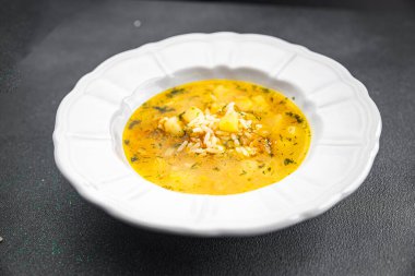 Çorba çorbası sebzesi, pilav, patates, havuç, soğan yemek aperatifi masa üzerinde yemek fotokopisi masa yemeği arka plan kırsal manzarası. 