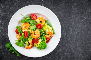 Karides salatası karides taze deniz ürünleri karidesler ve roka aperatifi masa üzerinde ezeryen atıştırmalıklar fotokopi uzay yiyecek arka plan kırsal üst görüş 