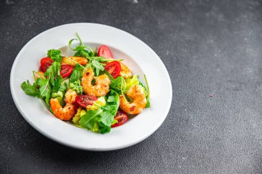 Karides salatası karides taze deniz ürünleri karidesler ve roka aperatifi masa üzerinde ezeryen atıştırmalıklar fotokopi uzay yiyecek arka plan kırsal üst görüş 