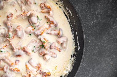 taze chanterelle julienne mantar krem sosu lezzetli yemek atıştırmalıkları masanın üzerinde fotokopi uzayı arka plan kırsal manzarası 