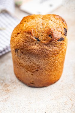 Panettone Noel 'i tatlı hamur tatlısı kurutulmuş meyveler çikolatalı Noel tatlı tatlı bayramı yeni yılı kutlayın yemek atıştırmalıkları masanın üzerinde fotokopi çekilen uzay yiyecekleri arka plan kırsal manzarası